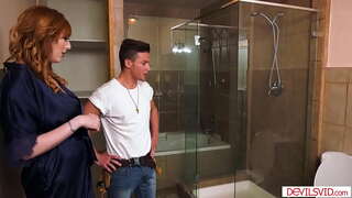 Busty व्यभिचारी पति द्वारा चूसने और कमबख्त एक प्लम्बर