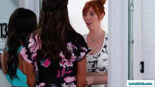 Pasierbica, macocha i idą oprzeć хулигану, i busty redhead prosi o przebaczenie, oferując im seks w trójkącie.Ona zastępuje brunetki twarz, kiedy ją облизывают