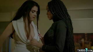 Veľký boobed lesbické šéf spokojní s jej čiernych zamestnancov