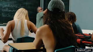 ���ुनहरे बालों वाली किशोर भाड़ में पूल