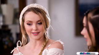 ���သနားခံသတင်းထောက် confesses သူမကတစ်ဦးလိင်တူချစ်သူဒါပေမယ့်လည်းဆင့်ကဲဖြစ်စဉ်ထွက်လာသေး။အ busty ဆံပင်ရွှေရောင်ပေးသည်နှင့်သူမ၏တစ်ဦးနမ်းပြီးတော့ facesits အတူသူမ၏ဆံပင်ရိတ်လာျ