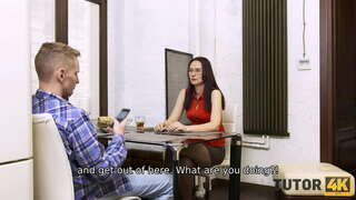 TUTOR4K. Yagpis iningles magtutudlo giguyod ngadto sa sex uban sa mga estudyante sa sofa