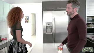 Негритянка խորթ աղջիկ Бриксли Բենց շնորհակալություն է հայտնում իր առավելությունները, սեռական обслюнявив նրա անդամ և оседлав այն беспамятства