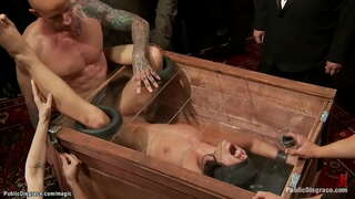 ���ังผมสีน้ำตาลทาสยกของเอเดรียน่า Chechik คือปิดตาและกล่องใหญ่แล้วไอ้จ้อนกันโดย Astral ฝุ่นอยู่ใต้การควบคุมของ dom เจ้าหญิงของดอนน่า Dolore ในที่สาธารณะ