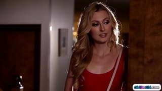 I muri i haere mai te kāinga te mutunga ano tona busty stepmom whakatau ia e te moe wahine.Te tamāhine tiki titsucked e horomiti nei i te teen topanga me te facesits ia