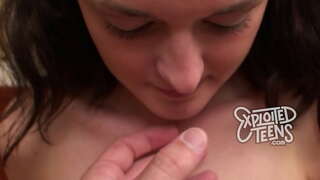 Adolescente con trenzas dá cabeza no seu primeiro porno