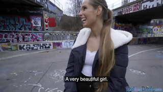 Малышке stvarno treba novac, ali ona je prisiljena učiniti pušenje u javnosti