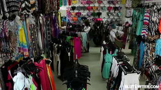 Blondie ជំទង់យាកឺរជញ្ជក់ផ្អៀងនិងទទួល pussy របស់នាងដេអូប្លែកនៅពេលដូចគ្នា