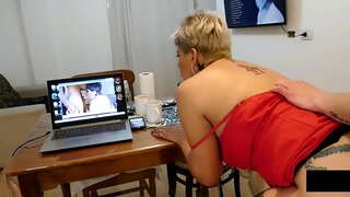 من کشف او را به جاسوسی بر روی من در حالی که من و من او را به پر کردن الاغ من با شیر تا آن مملو .....