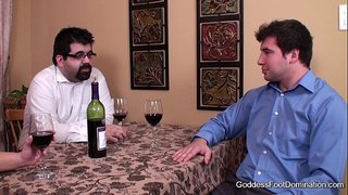 Seks kaki - Istri menutup di bawah meja kesepakatan bisnis