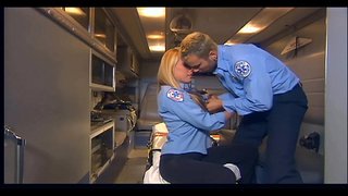 Busty ប៍នតង់ដេងនៅក្នុខ្មៅភ្លៅខ្ពស់