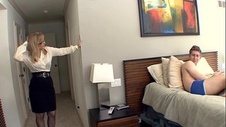 ���ොකු boobed දුබුරු milf දී මේස් හා ගාටර්