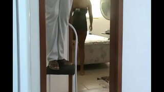 האישה בפינה היה מראה בלי תחתונים על חשמלאי