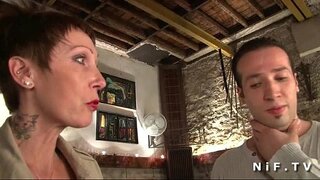 Big titted und tätowiert Französisch Reifen bekommt Ihren engen Arsch gehämmert