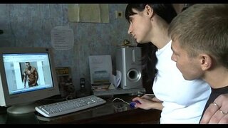 ���သူငယ် widens ခြေထောက်ကျယ်ပြန့်ဖွင့်လှစ်