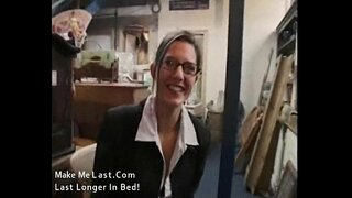 Brown ang buhok asawa, paninilip, sa kanyang lugar ng trabaho