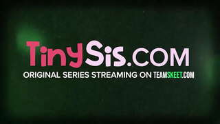 18 yaşındaki Ariana Grand, sadece bir şey için burada, sikilmek için! Bu seksi göt güzelliği, boğazının derinliklerinde bir horozla yüzünüze bakmayı seviyor ve pl olurken zevkle inliyor