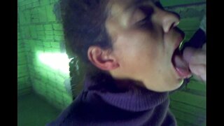 ���อ้แบรนด์ใหม่ในเรนกำลังโหลดของน้ำเชื้ออยู่ในปากของเธอ