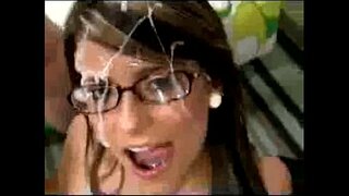 ���ंडीत दोन लंड आपल्या तोंडात: वीर्याने भरणे आणि नष्ट Black