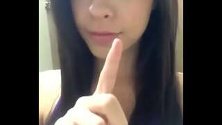 An branda-nua Sionnach ag Taispeáint as a n-Breasts | novinhassapecas.com