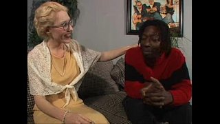 Vrući bijeli plavuša zreo Dalny preuzima Byrons bbc u njeno dupe.