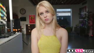 Blond stepsis Lily Rader pran yon niche