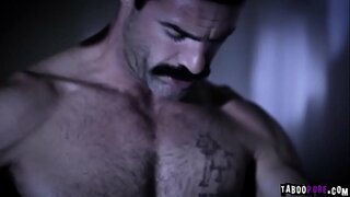 Jaye Summers kulo ing ndhuwur Charles Dera