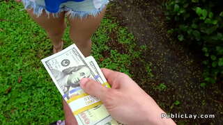 Бландынка з пузырчатым азадкам трахацца ў гаражы на публіцы