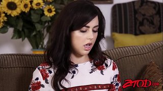 Seducente Julia Ann e Whitney Bianco la gestione di un grosso cazzo