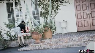 Big titted agent immobilier de l&#039;adolescence permet de s&#039;assurer qu&#039;elle vend la maison