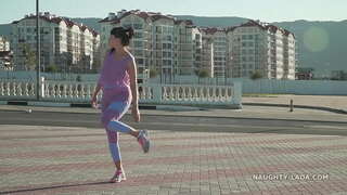 Sien-deur kameel-toe leggings en deursigtige tank top