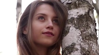 ǔ�美的年轻女士Nicolina会移除她的衣服在树林里