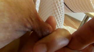 Откачен брадавиците Milf извртени и се повлече и се протегала како гума Hentai брадавиците