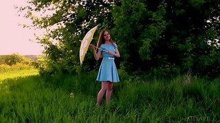 ���าวยูเครนสวยงาม Canara undressing สุนัขไม่มีสัญญาณกันขโมยและ