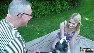 Йәш блондинка мәжбүр булды ҡарт уның ауыҙ кончать