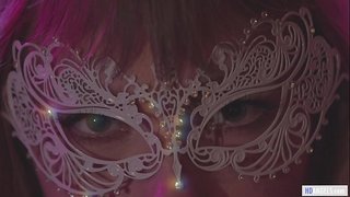 Expertos muller leva a súa nova amiga lesbiana a unha sala privada