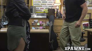 קורווי באַבע פּאָנז איר גיטאַרע און לאָך