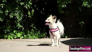 Imët tattooed babe e gjen qeni i saj për fqinjët e saj e pronës.Fqinji i saj dëshiron shpërblim,ata heqin rrobat e tyre dhe më pas ajo fyt fqinjët bigcock.Në kthimin e të afërmit e saj fucks saj pidhi dhe gomarin e thellë dhe e vështirë deri sa ai të cums nga ana e saj.