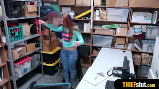 De piernas largas teenie quedó atrapado en el centro comercial y recibe un bruto de mierda