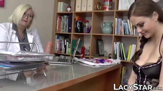 Busty GILF menperatzen bat hot babe gazte