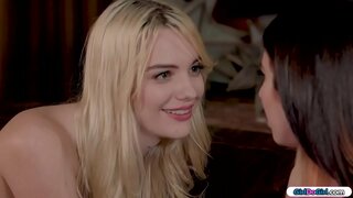 ���มสีน้ำตาลกำลังมองหารีโมทของและถามเธอผมบลอนด์จากระยะไกลถ้าเธอรู้ว่ามันอยู่ที่ไหนหล่อนจ้อนเธอหันหลังกับโมทอาจกดจากรีโมทเปิดประองนี้มันทั้งหมดเป็นส่วนหนึ่งต้องผ่อนคลายเธอและเธอ seduces องเธอพวกเขาก็จูบกันและเธอ licks จิ๋มของเธอก่อนที่ facesitting ของเธอ