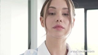 Slutty Maid Taylor Sands bataí sí butt te i an t-aer chun fáilte a chur roimh 2 coiligh crua ina foirfe pussy &amp;amp; aching asshole tar éis sucking a n-coiligh crua! An íocaíocht? 2 te facials! Iomlán Flick ag Private.com!