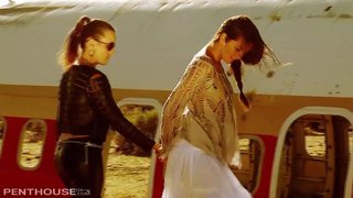 Սեռական լեսբիներ աստղ Ellie եւ Jenna 69 եւ fingerbang անապատում.