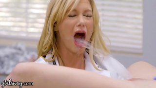 Sıcak Ve Busty Lezbiyen Doktorun Her Yerinde genç Fışkırtma