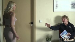 Viejo hombre penetra caliente tarta y planes con sus suaves pezones