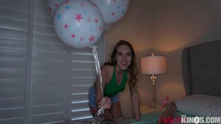 Hatua-Sis Anatoa Tight Pussy kwa Ndugu juu ya B-Day