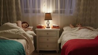 Lesbiešu maigu fun starp rudmate un blondīne cāli