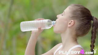 Секси маце показва красиво тяло