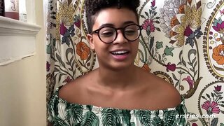 Ebony Tantely Miasa Azy Amin&#039;ny 2 Dildos