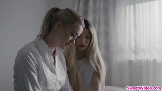 Male sise gej tinejdžer se reže škarama plavuša u hostelu incharge